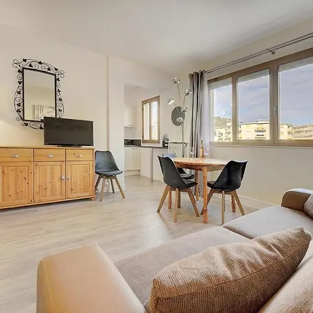 Studio Confortable Proche Martinez A0B107